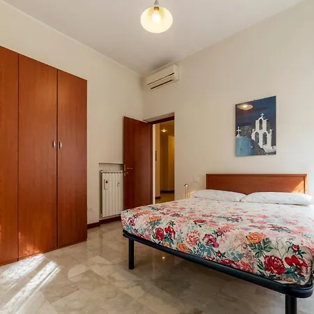 Guesthost - Piazza Re Di