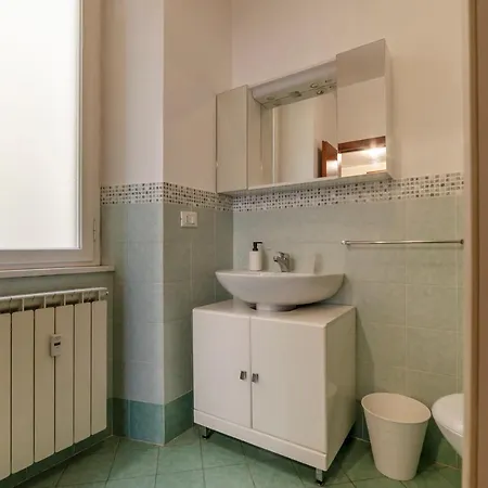 Guesthost - Piazza Re Di 아파트