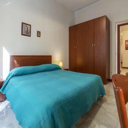 Guesthost - Piazza Re Di 아파트